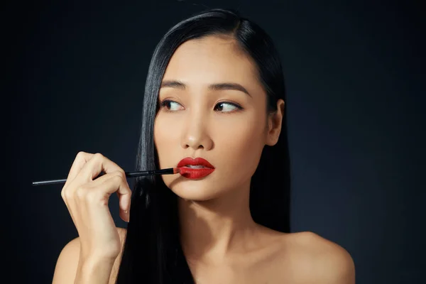 Zbliżenie Portret Pięknej Młodej Kobiety Pędzlami Makijażu Czerwone Usta Odizolowane — Zdjęcie stockowe