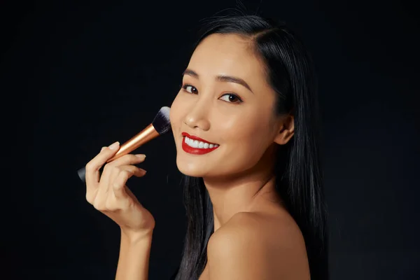 Красивая Молодая Азиатка Мягкой Кистью Косметикой Лице — стоковое фото