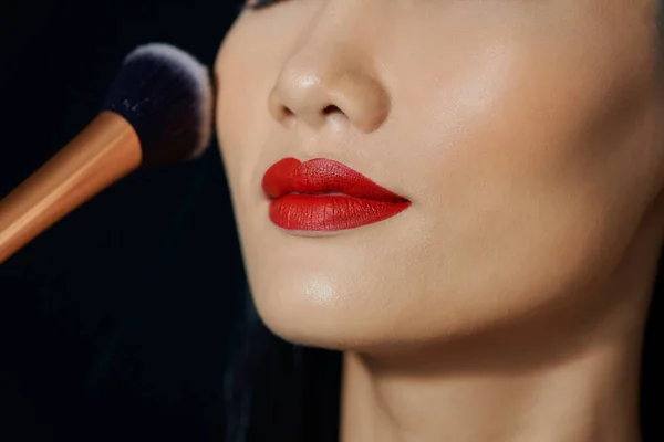 Hermosa Mujer Feliz Con Maquillaje Fondo Negro — Foto de Stock