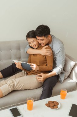 Gülümseyen romantik çift aynı kitaptan geliyor.