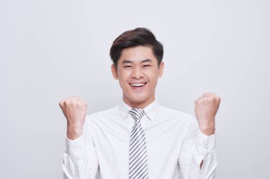 Muzaffer adamın portresi beyaz arka planda durup yumruklarıyla kutlama yaparken yukarı bakıyor.