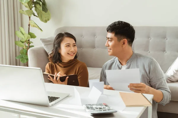 Glückliches Paar Mit Laptop Verbringt Zeit Hause — Stockfoto