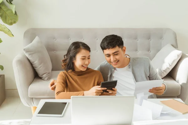 Junge Asiatische Mann Und Frau Stress Mit Ihrem Geschäft Online — Stockfoto