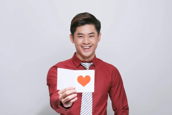 Hombre Asiático Sosteniendo Tarjeta San Valentín Con Corazón Aislado Blanco —  Fotos de Stock