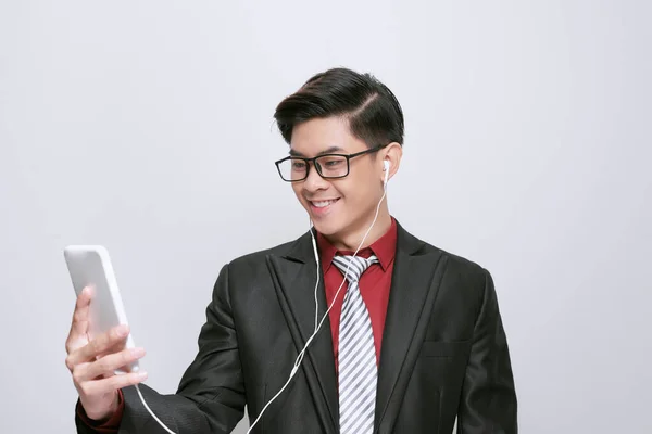 Zadowolony Dorosły Mężczyzna Noszący Słuchawki Telefonem Komórkowym — Zdjęcie stockowe