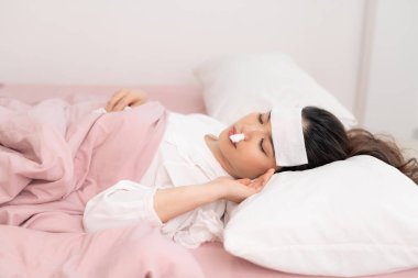 Grip. Kırmızı burunlu, kalın eşarplı, sinirli hasta bir kadının yakın plan görüntüsü.