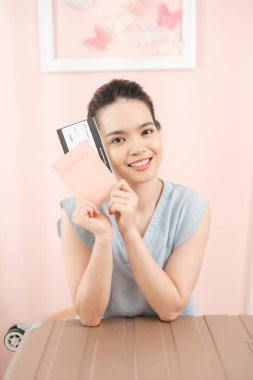 Çekici genç bayan eve gitmek için hazırlanıyor.