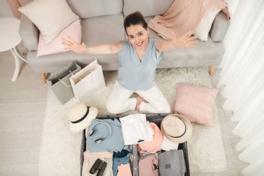 şeyler ambalaj ve kameraya bakarak bir kızın portresi