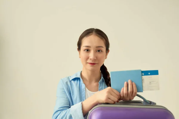 여권을 여행하는 회색웃는 소녀의 — 스톡 사진