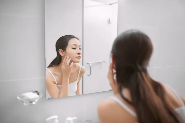 Mujer Cuidando Piel — Foto de Stock