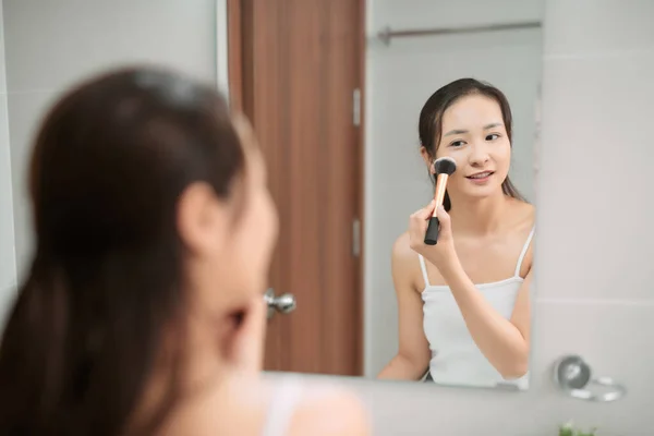 Hermosa Mujer Haciendo Maquillaje Baño — Foto de Stock