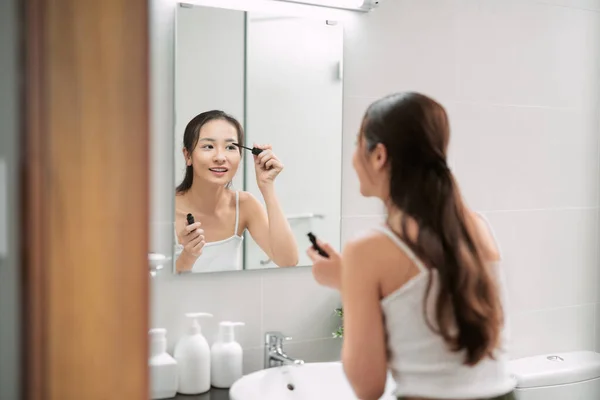 Mulher Bonita Colocando Pouco Rímel Suas Pestanas Frente Espelho Banheiro — Fotografia de Stock