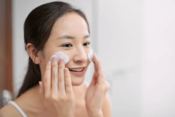 Senhora Bonita Feliz Limpando Seu Rosto Com Sabão Banheiro — Fotografia de Stock