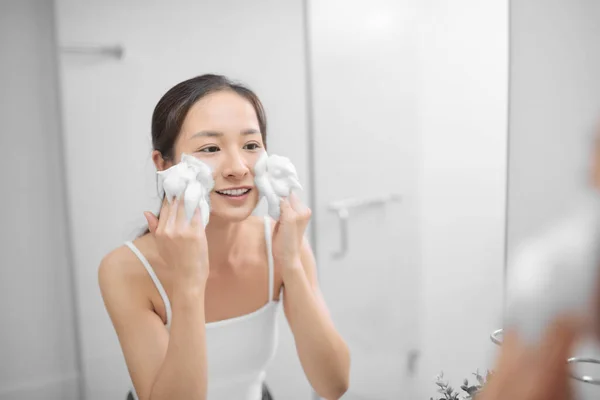 Mujer Feliz Limpia Piel Con Espuma Baño — Foto de Stock