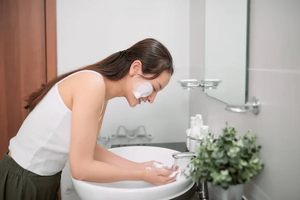 Mujer Feliz Limpia Piel Con Espuma Fregadero — Foto de Stock