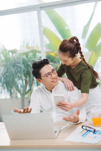 Junge Männer Und Frauen Die Laptop Und Handy Arbeiten Entspannen — Stockfoto