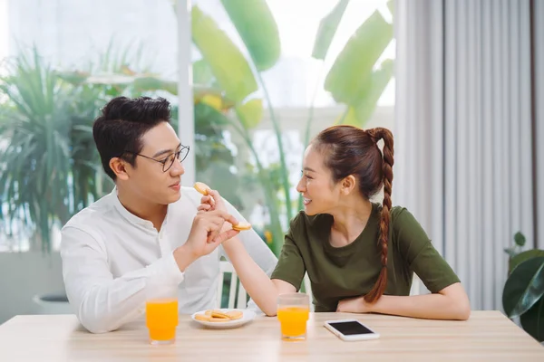 Young Couple Having Fun While Having Breakfast Feeding Each Other — Stock Photo, Image