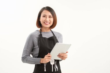 Beyaz üzerinde dijital tablet kullanan güzel kadın sahibi
