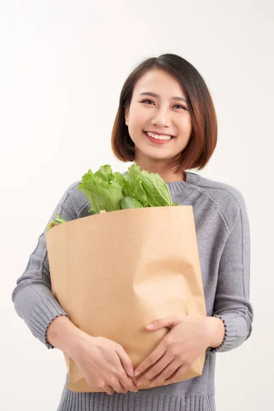 Mujer Alegre Sosteniendo Una Bolsa Llena Víveres —  Fotos de Stock