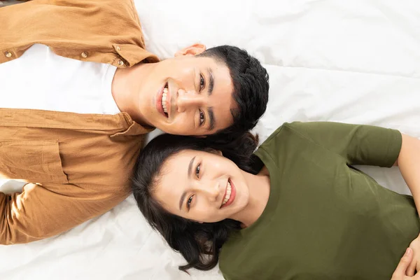 Overhead Close Van Jong Paar Liggend Bed Samen — Stockfoto