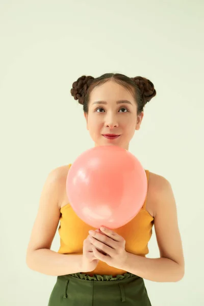 Linda Menina Adolescente Asiática Alegre Segurando Balão Rosa Com Dois — Fotografia de Stock