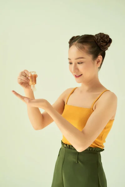 Gyönyörű Fiatal Ázsiai Öntés Kézfertőtlenítő Elszigetelt Fény Háttér — Stock Fotó