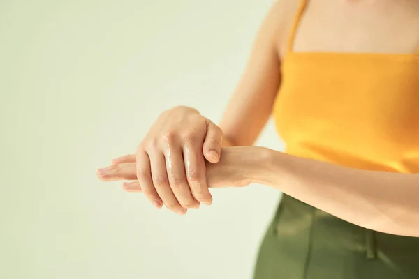 Close Una Donna Che Sfrega Mani Con Disinfettante — Foto Stock