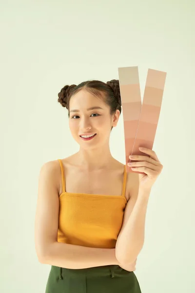 Χέρι Της Νεαρής Ευτυχούς Γυναίκας Δείχνει Παλέτα Χρώμα Του Δέρματος — Φωτογραφία Αρχείου