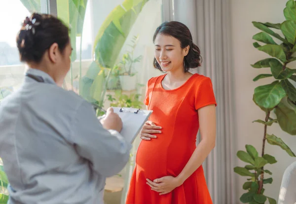 Orvos Beszél Terhes Nővel Ablak Mellett — Stock Fotó