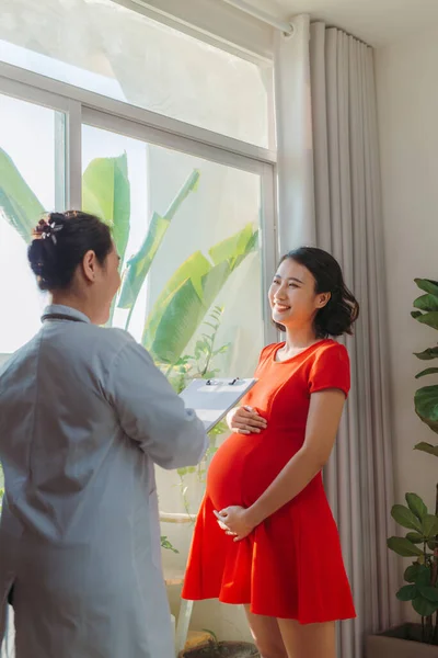 Doctor Habla Con Mujer Embarazada Cerca Ventana — Foto de Stock