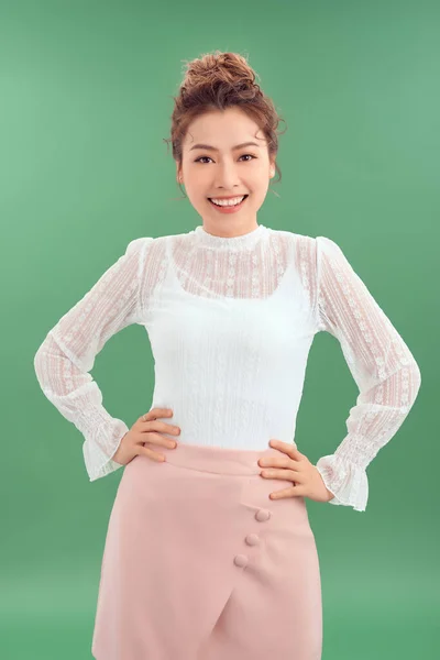 Elegante Joven Mujer Asiática Aislada Sobre Fondo Verde — Foto de Stock