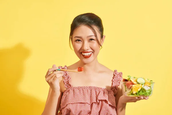 Jovem Mulher Asiática Sorrindo Segurando Vegetais Salada Fundo Amarelo — Fotografia de Stock