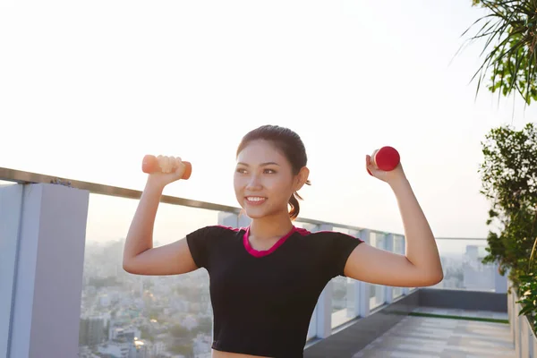 Mooie Jonge Aziatische Vrouw Oefenen Met Halters Outdoor Sportief Meisje — Stockfoto