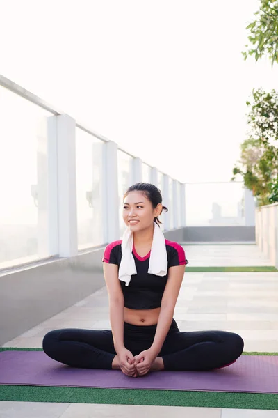 Jovem Bela Mulher Asiática Sentada Tapete Ioga Sorrindo Manhã Desporto — Fotografia de Stock