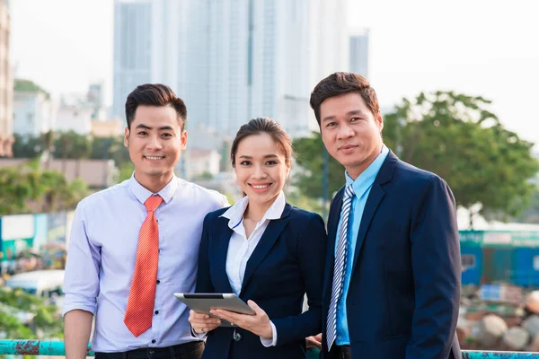 Азиатский Бизнесмен Костюме Показывает Онлайн Презентацию Цифровом Планшете Своим Коллегам — стоковое фото