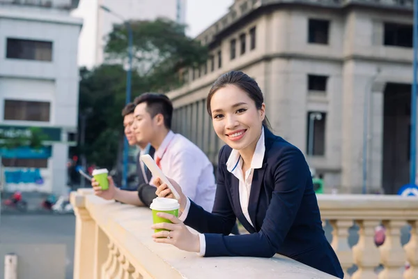 Asiático Mulher Negócios Homens Tendo Coffee Break Fora Frente Edifício — Fotografia de Stock