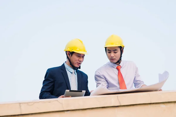 Asian Engineer Acting His Secretary Business Building Background — Stock Photo, Image