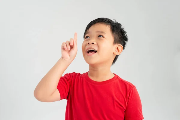 Menino Alegre Apontando Para Cima Sobre Fundo Branco — Fotografia de Stock