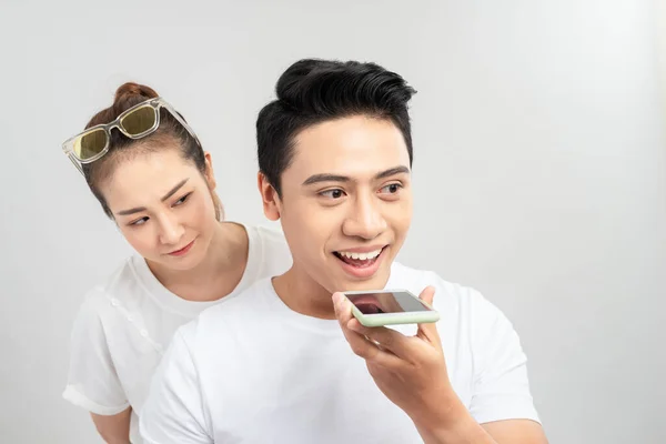 Retrato Jovem Casal Usando Telefones Celulares Enquanto Estão Juntos Sobre — Fotografia de Stock