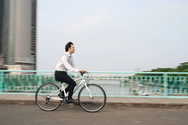 Размытое Изображение Азиатского Человека Сумасшедший Езда Велосипеде Городе Ездить Скоростью — стоковое фото