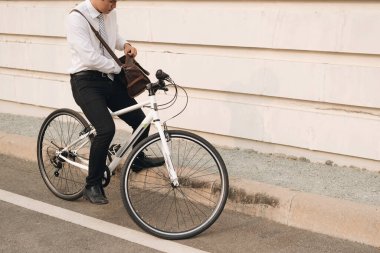 Genç işadamı çantasında eşyalar arıyor.