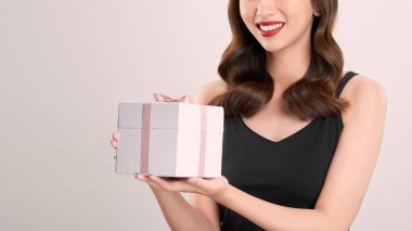 Genç ve çekici Asyalı kadın hediye alıyor. 