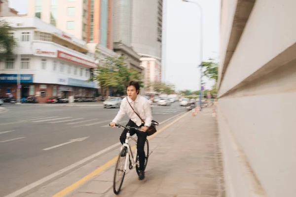 模糊的概念 抓紧时间骑自行车的亚洲商人 年轻人上班迟到了 开会了 办公室生活和商业竞争 — 图库照片