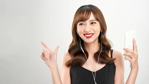 Mujer Asiática Feliz Escuchando Música Los Auriculares Joven Fresco Asiático —  Fotos de Stock