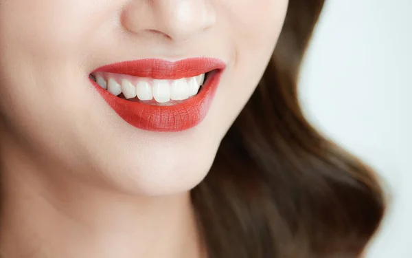 Seksowne Zmysłowe Czerwone Usta Otwartymi Ustami Piękny Makijaż Ust Zamknij — Zdjęcie stockowe