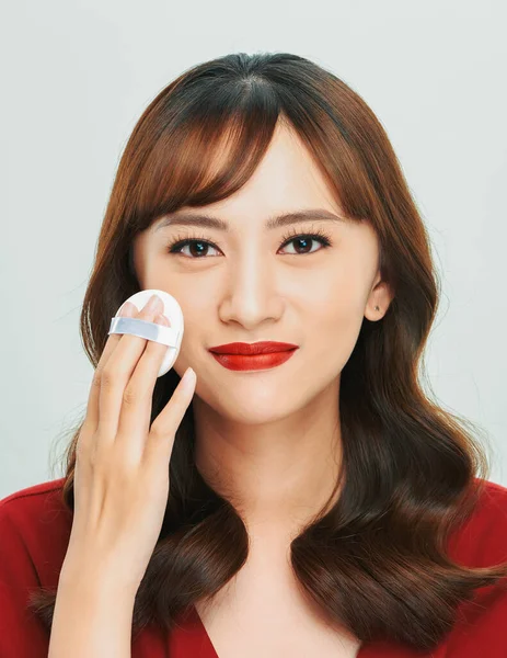 化妆品美容美发亚洲女人在脸上涂粉底 — 图库照片