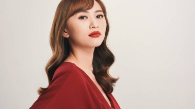 Beyaz arka planda kırmızı ruju olan Asyalı güzel kadın..