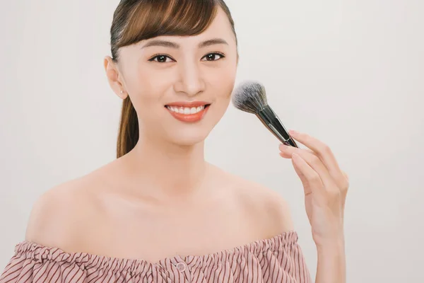 年轻的亚洲女人化妆刷 化妆和美容美发的概念 — 图库照片