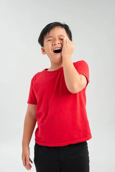 Pequeño Chico Asiático Apariencia Rojo Camisa Mano Mejilla Arrugado Cara — Foto de Stock