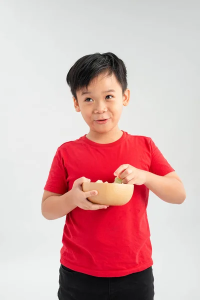 Öğrenci Elinde Şeker Dolu Sarı Bir Kase Tutuyor Asyalı Bir — Stok fotoğraf